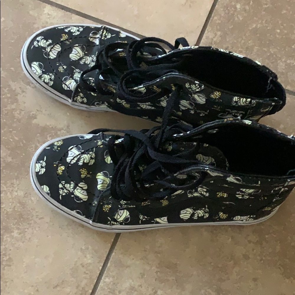 Hardly used shoes .wore only once